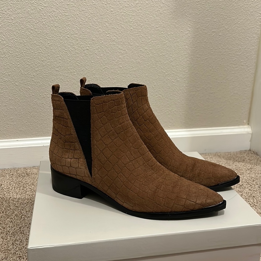 Marc Fisher YALE POINTY TOE CHELSEA BOOTIE